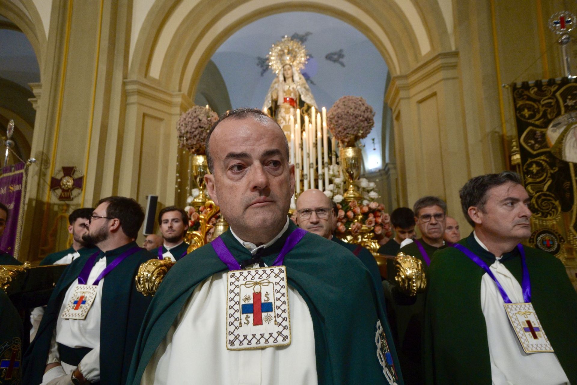 Javier Iniesta, cabo de andas del paso de la Virgen María Santísima de la Esperanza, emocionado tras la cancelación de la procesion por la previsión de lluvias en Murcia