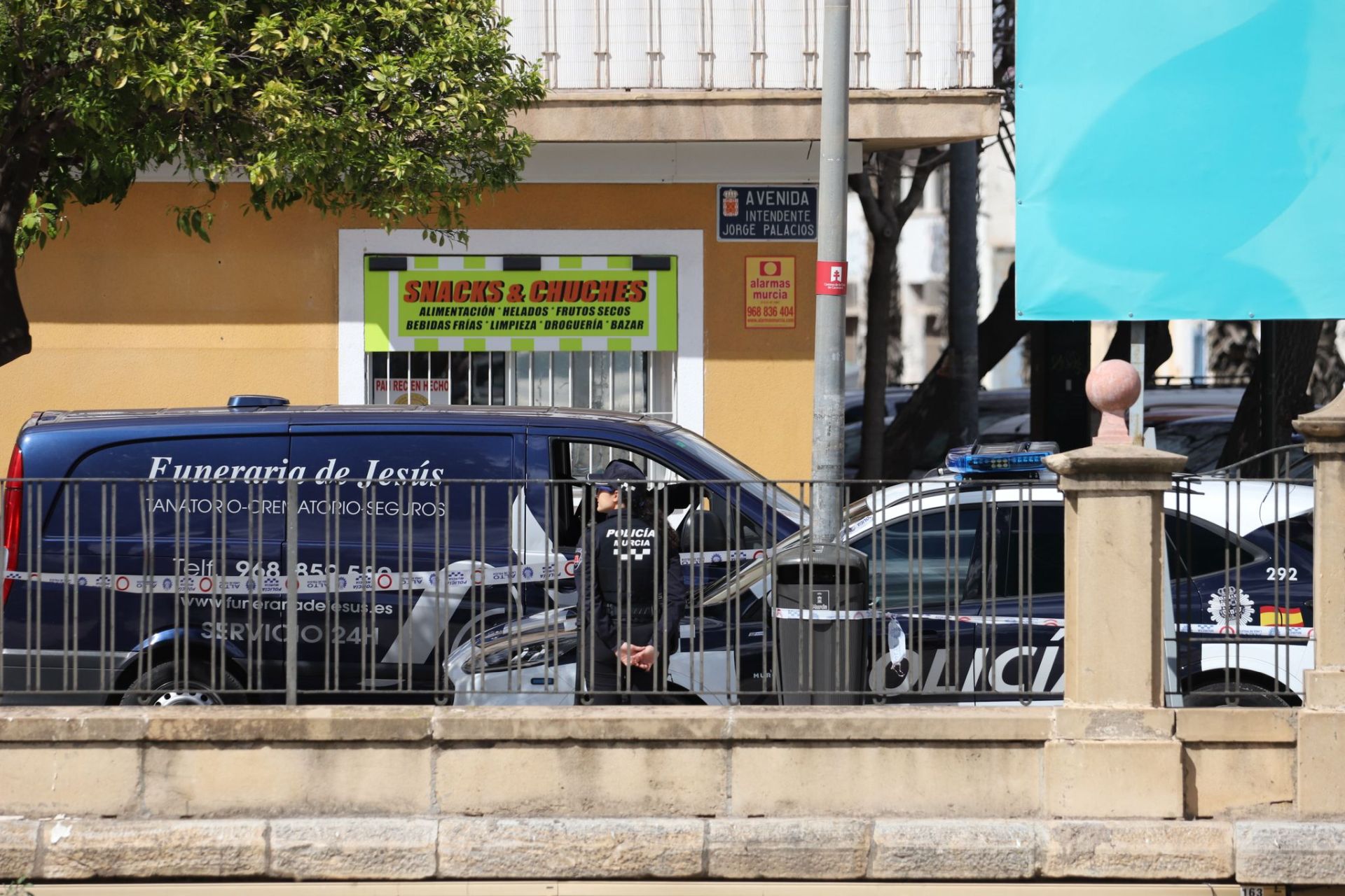 El rescate de un cadáver en aguas del río Segura, en imágenes