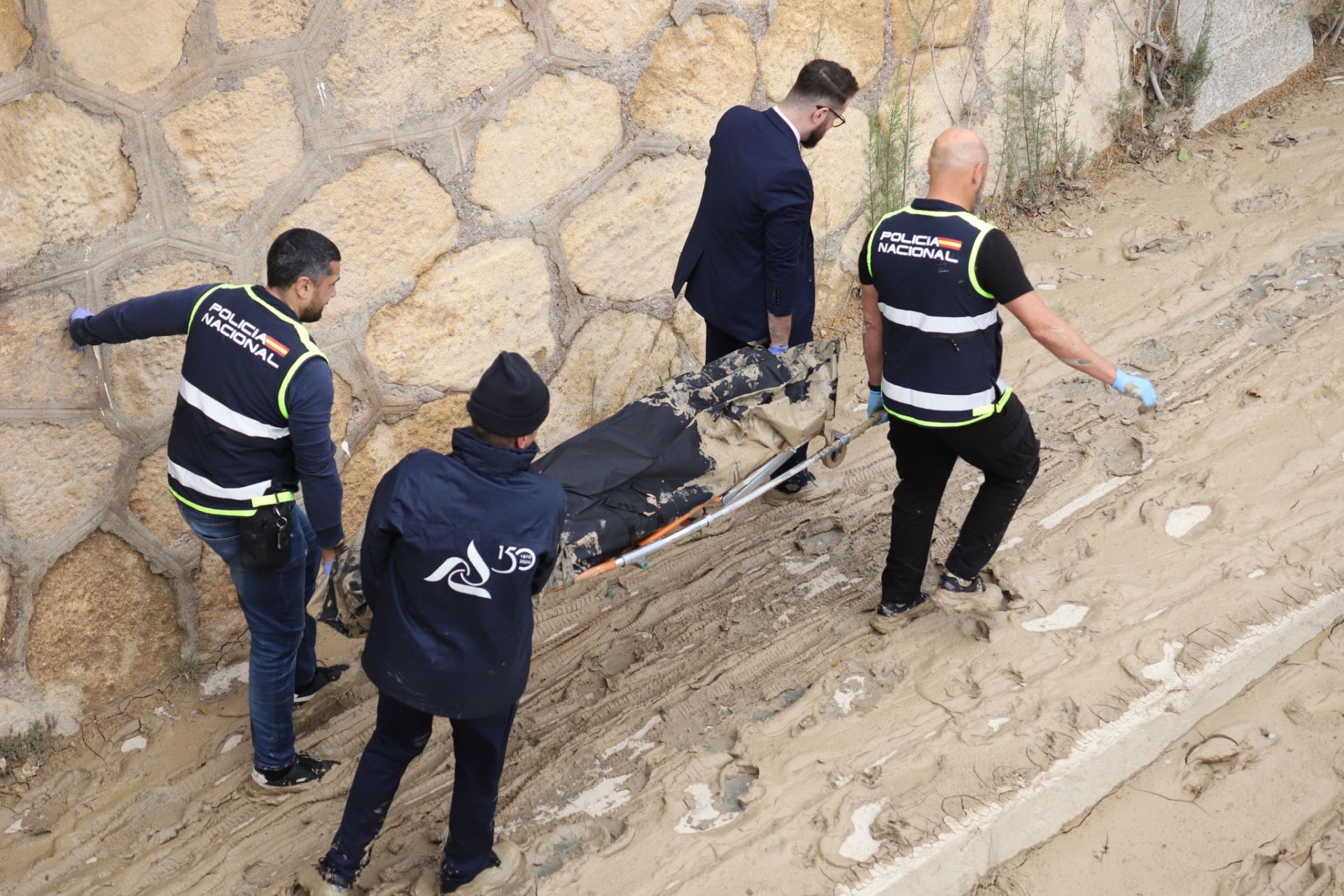 El rescate de un cadáver en aguas del río Segura, en imágenes