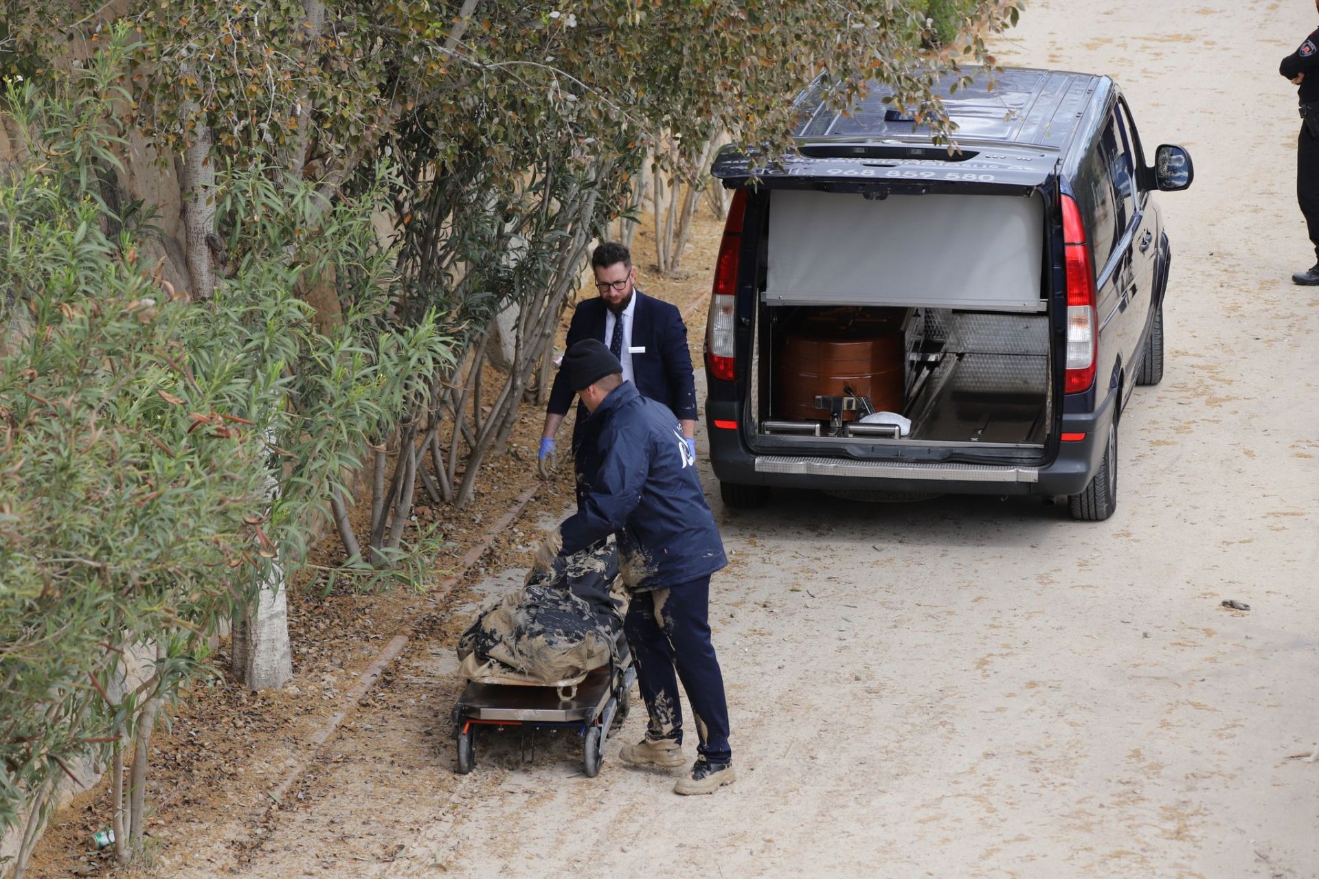 El rescate de un cadáver en aguas del río Segura, en imágenes