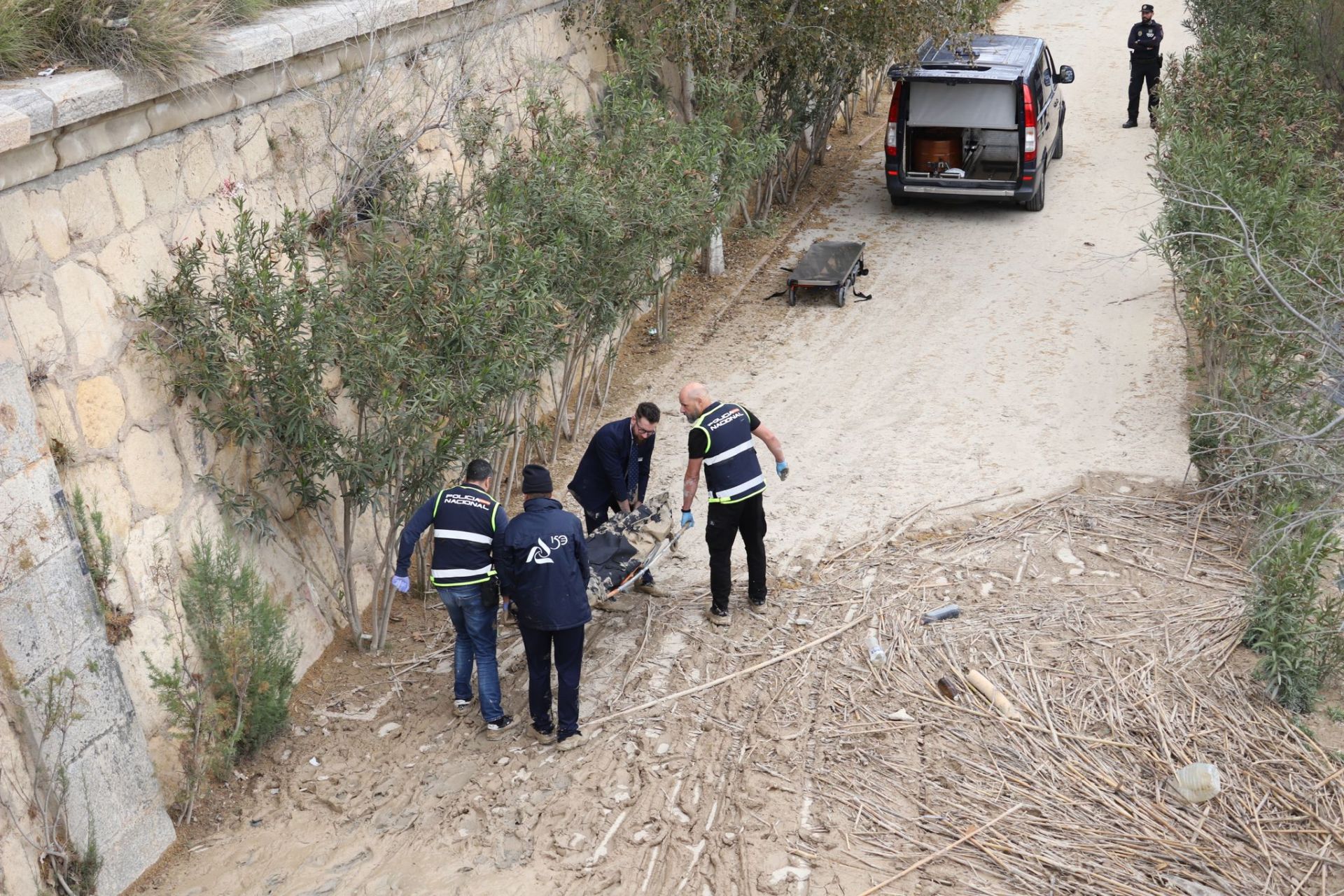 El rescate de un cadáver en aguas del río Segura, en imágenes