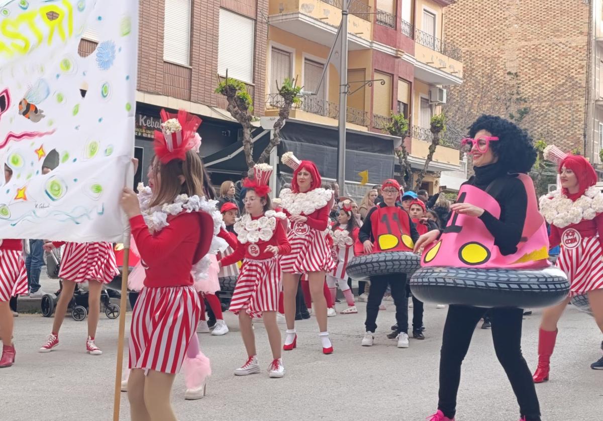 Profesores, padres y alumnos del Colegio Ciudad de Begastri, en el desfile de carnaval en Cehegín.