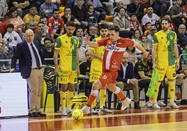 El pívot Pablo Ramírez, el jugador más en forma del Jimbee, avanza por la banda derecha del Palacio contra el Jaén.