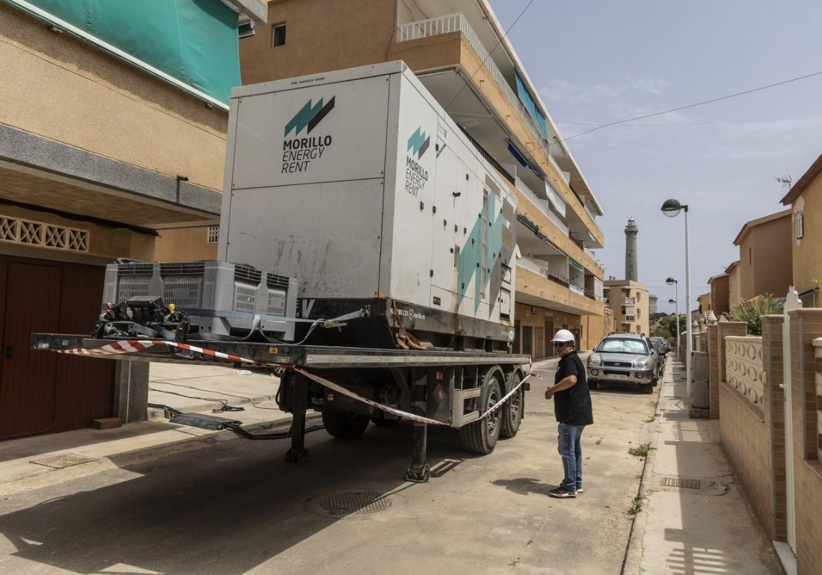 Generador eléctrico, en una calle de Cabo de Palos, el pasado julio, durante un apagón.