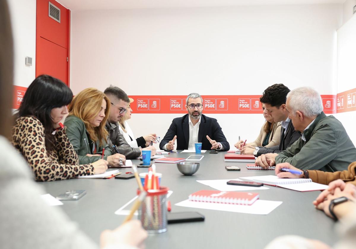 Francisco Lucas, con los diputados autonómicos, ayer en la sede del PSRM en Murcia.