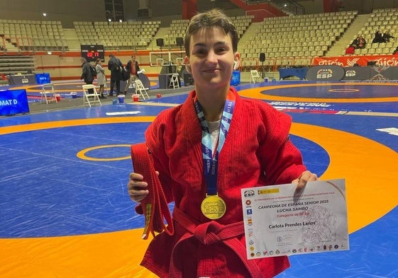 Carlota Prendes, en Gijón, con la medalla de oro de Sambo.