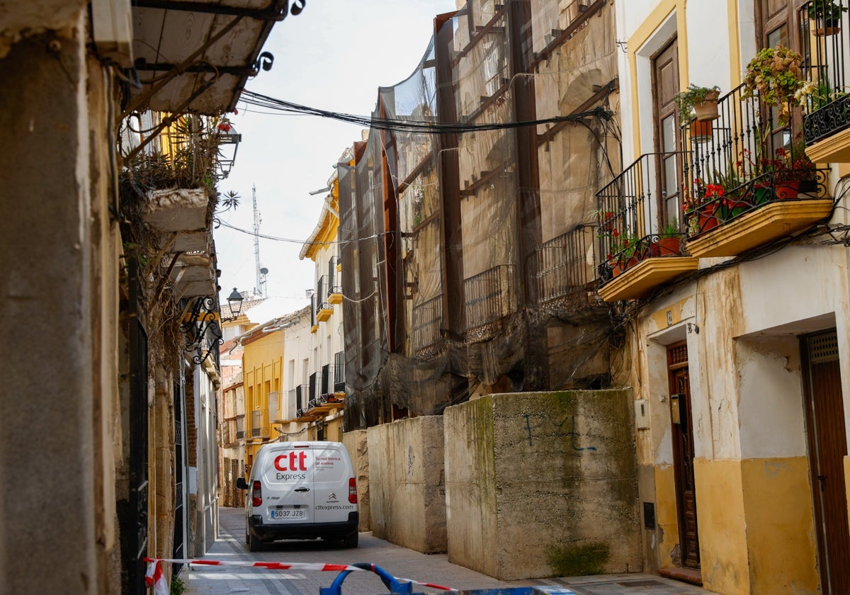 Uno de los solares vacíos de la calle Cava.