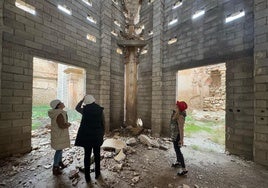 Técnicos municipales observan los desprendimientos en la iglesia de San Juan.