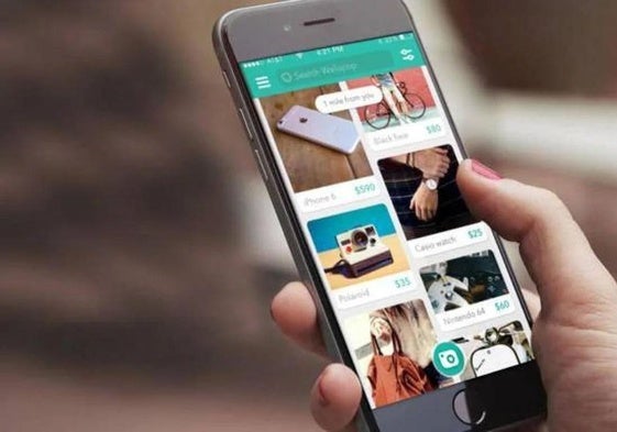 Una persona mirando productos en Wallapop, en una imagen de archivo.
