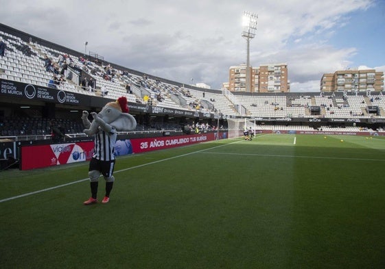 La mascota oficial del Cartagena, 'Suru', saluda a las gradas semivacías del estadio Cartagonova, el pasado sábado, antes del Cartagena-Burgos al que acudieron 2.475 personas.