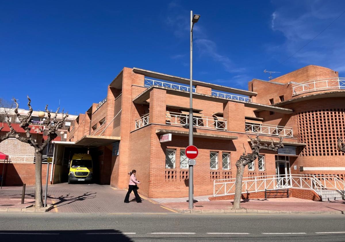 Una mujer pasa por la avenida Sierra Espuña, a la altura del centro de salud, ayer.