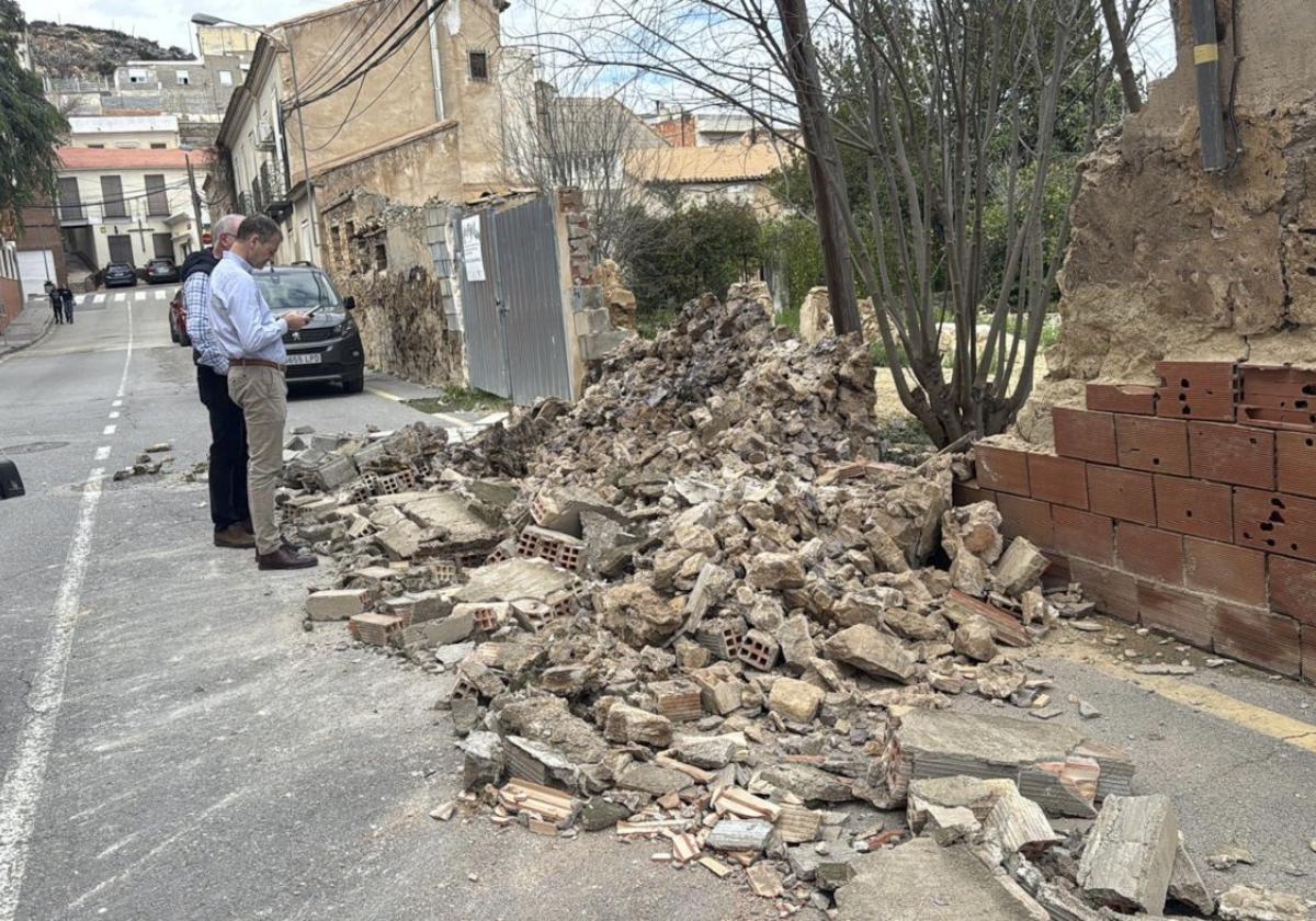 Los ediles Marco Antonio Fernández y Antonio Navarro Corchón, frente al segmento de muro vencido el pasado sábado.