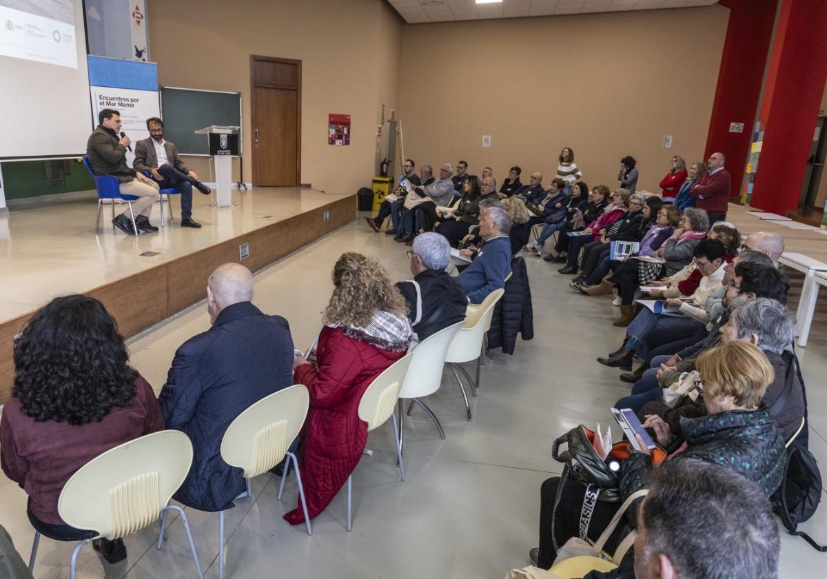 José Miguel Luengo y Miguel González, ayer ante delegados ciudadanos en San Javier.