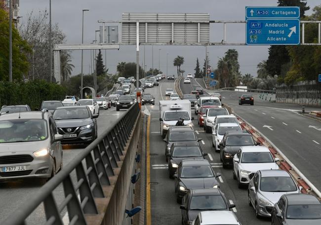 Colas de vehículos en la entrada a Murcia por Ronda Norte.