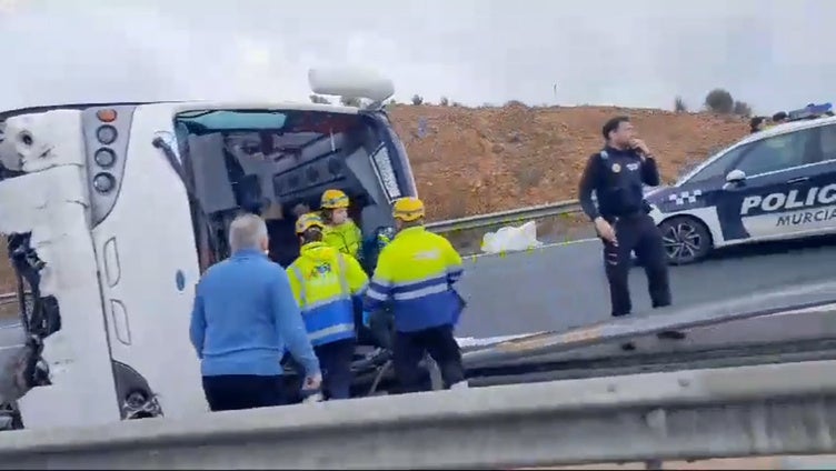 Vuelca un autobús en la autovía A-7 en Murcia con viajeros dentro