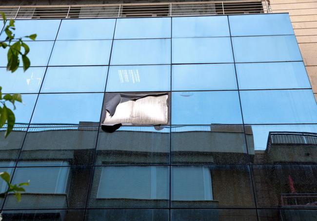 Un cristal del Ayuntamiento de Águilas roto por el granizo.