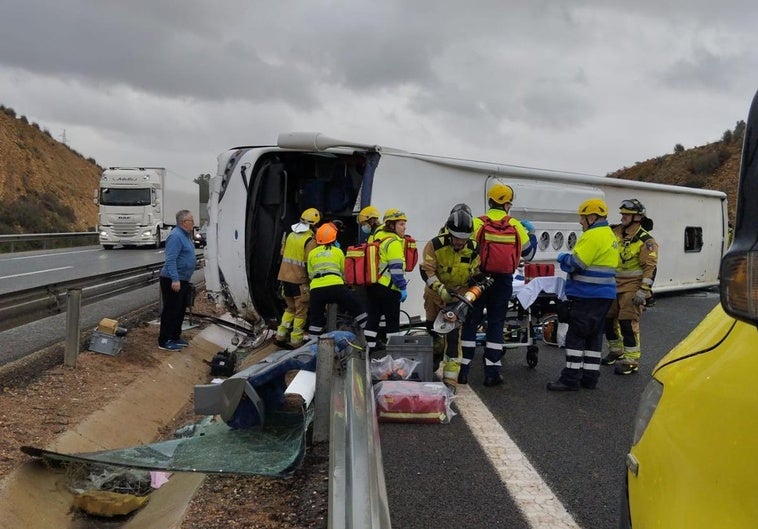 Efectivos sanitarios junto al autobús accidentado en la autovía A-7 en Murcia, este martes.