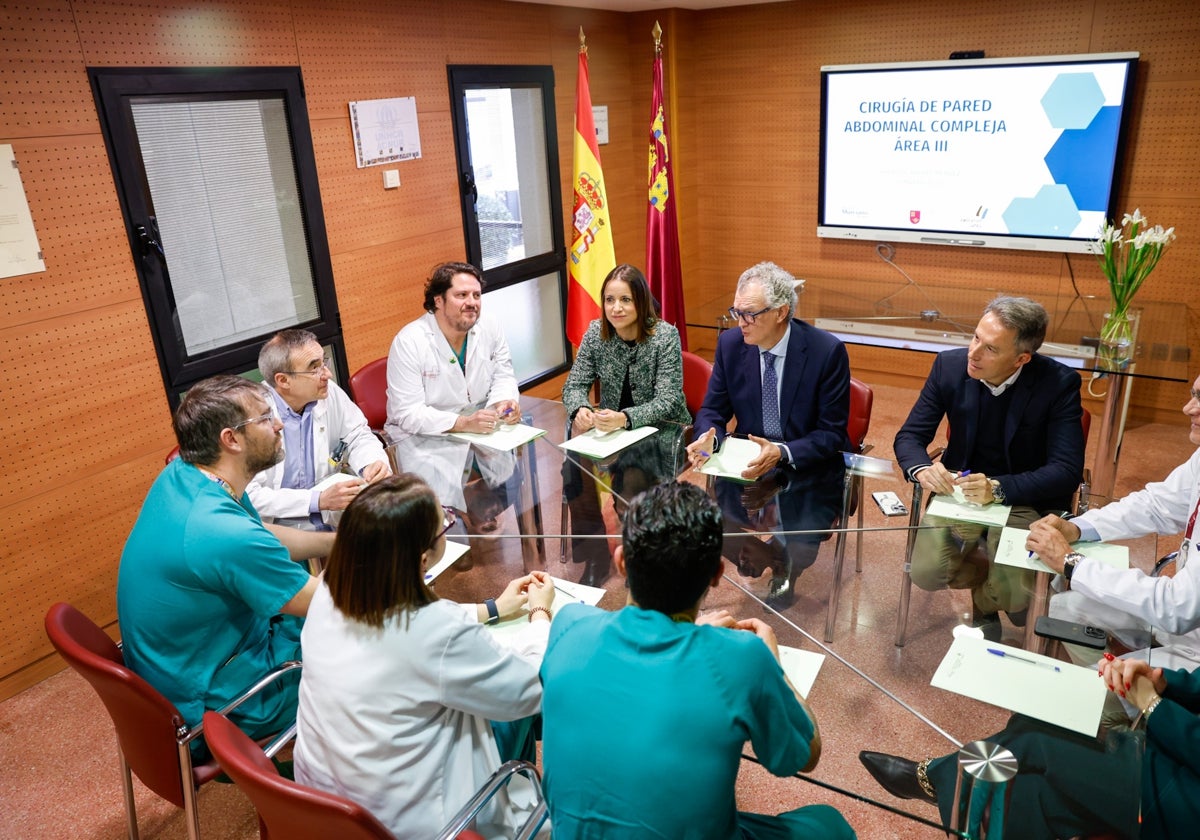 El consejero y el alcalde durante el encuentro con los facultativos de la unidad de cirugía de pared abdominal.