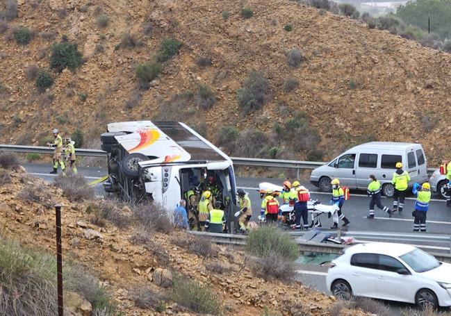 El autobús accidentado en la autovía A-7 en Murcia.