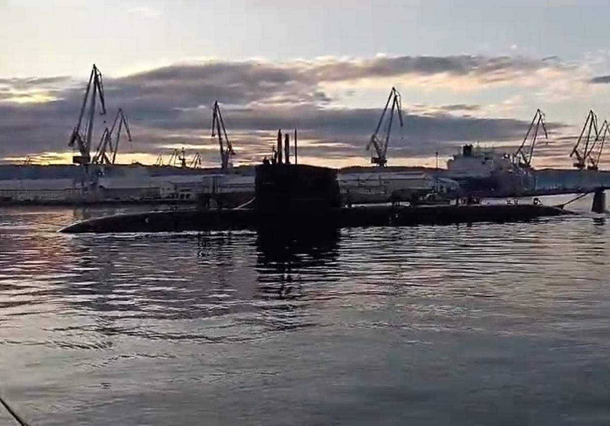 El submarino S-81, a su llegada al muelle de Ferrol.