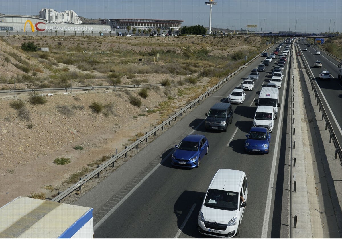 Atasco de tráfico en la autovía A-7 junto a Nueva Condomina.