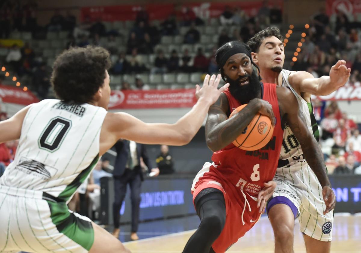 Sant-Roos, con el balón, durante el partido de ida contra el Nanterre.