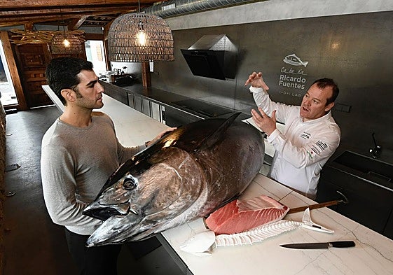 Antonio Callizo atiende las explicaciones 'túnidas' del chef Pablo González en la Cabaña Buenavista junto a un atún rojo de más de 200 kilos de Ricardo Fuentes.