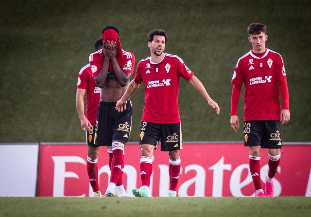 Sabit, con la cara tapada, José Ruiz, en el centro, y Svidersky, abatidos tras la derrota por 5-1 frente al Castilla de la pasada campaña.