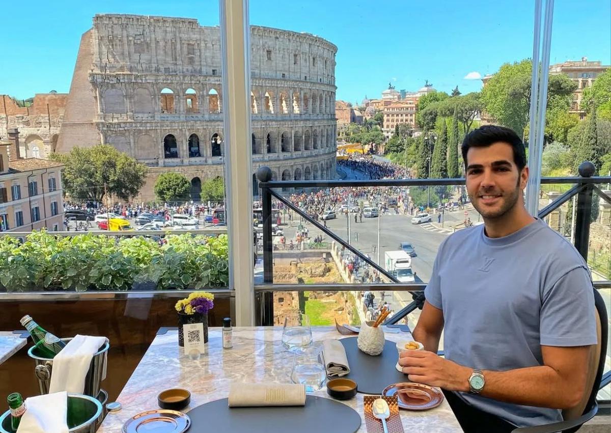 Imagen secundaria 1 - Arriba: En el restaurante submarino Under, en Noruega. Abajo: Comiendo frente al Coliseo de Roma en el restaurante Aroma y en la Gala Michelin celebrada el año pasado en el Auditorio Víctor Villegas de Murcia. 