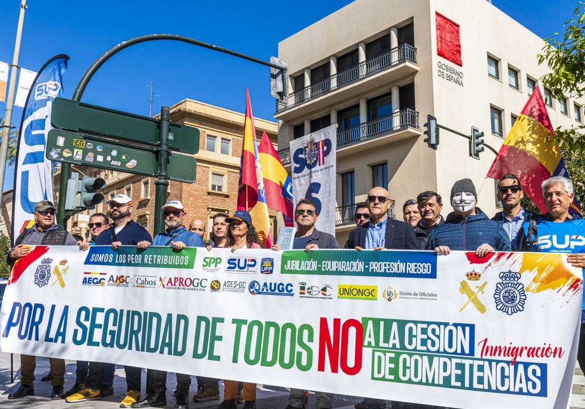 Agentes pertenecientes a la plataforma protestando este miércoles en Murcia.