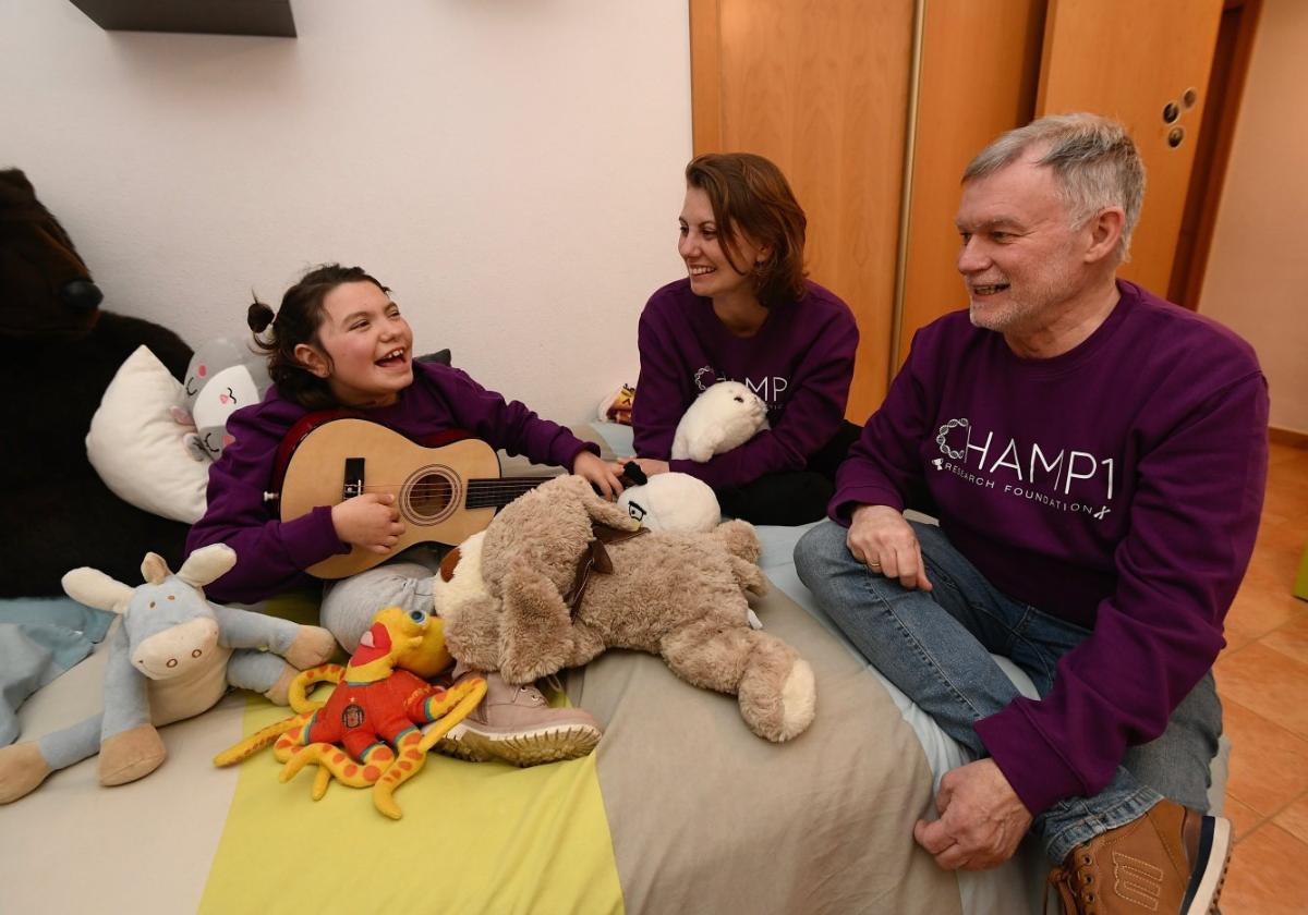 Mar y sus padres, Nuria y Miguel, en su casa de Murcia.