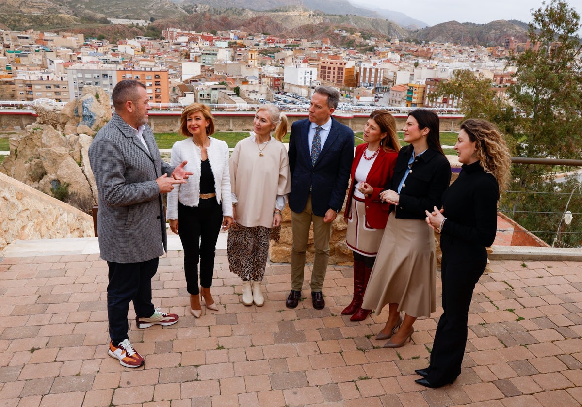 El alcalde (c) y concejales en la presentación del proyecto estratégico 'Lorca futura' con la ciudad al fondo.