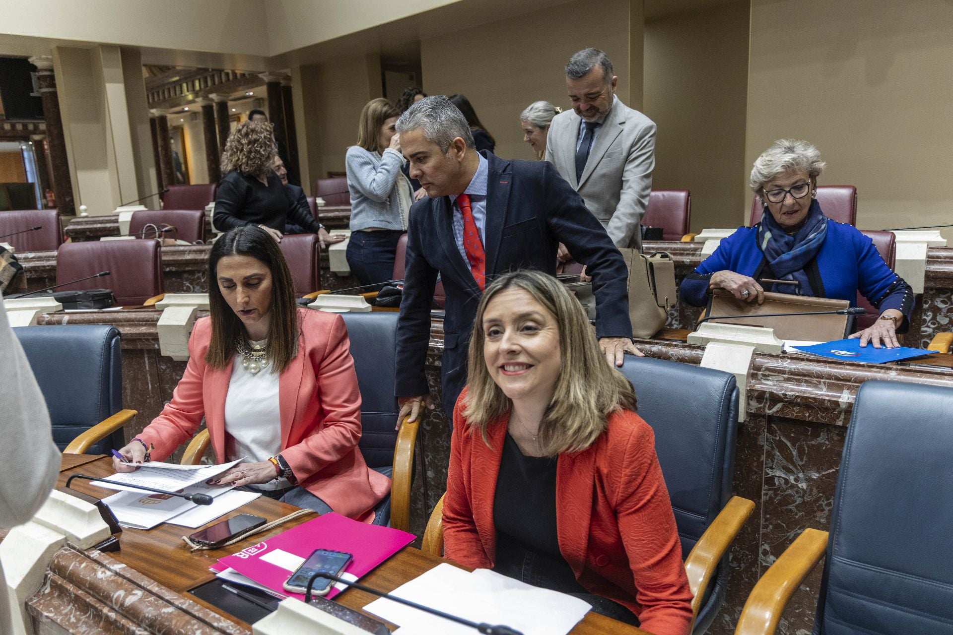 El Pleno de la Asamblea Regional de este viernes, en imágenes