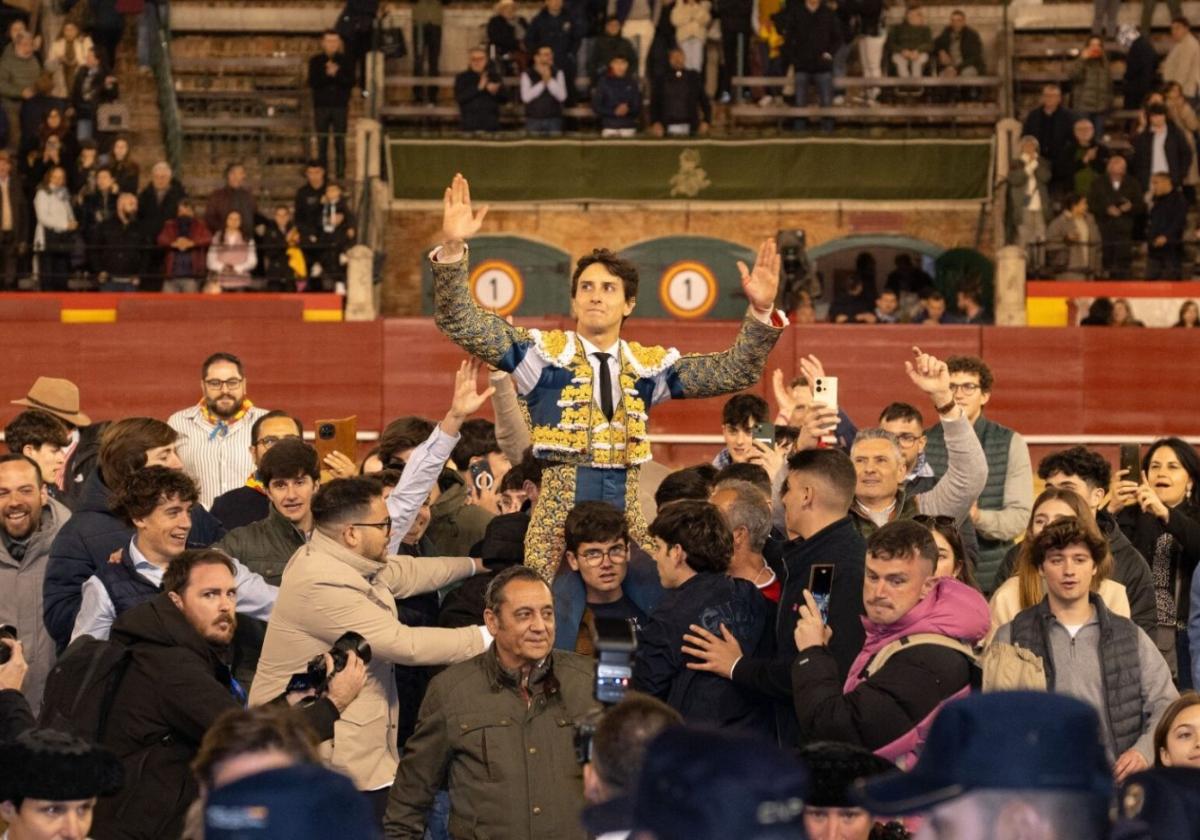 Puerta grande para Roca Rey en Valencia. Campaña publicitaria de José María Trigueros toreando en el mar.