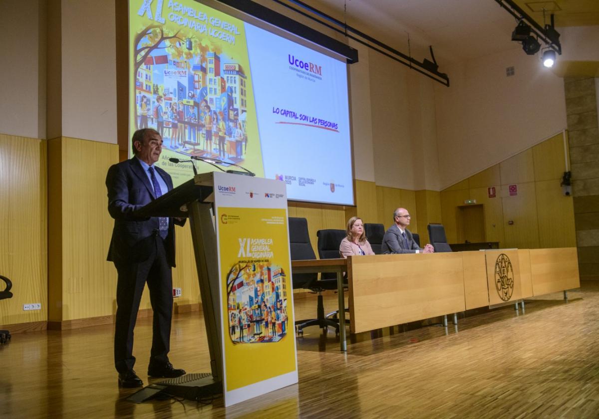 El presidente de Ucoerm, Juan Antonio Pedreño; la vicerrectora de Coordinación y Calidad de la Universidad de Murcia, Alfonsa Ayala, y el consejero de Educación y FP, Víctor Marín, ayer en la asamblea.