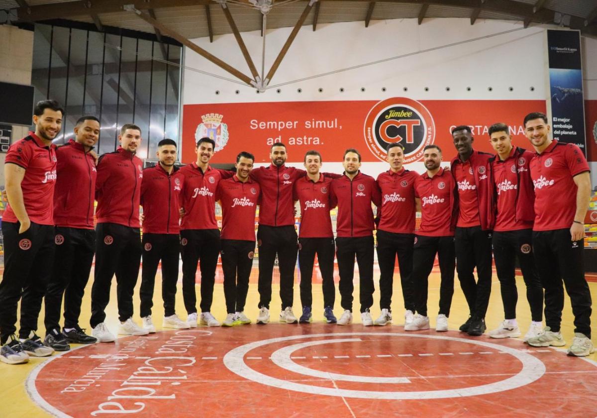 Los catorce jugadores de la plantilla cartagenera posan horas antes de poner rumbo a la Copa de España 2025 celebrada en Murcia.