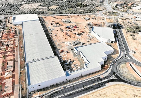 Panorámica del área comercial que abrirá en verano al lado del cementerio de Cieza, ayer.