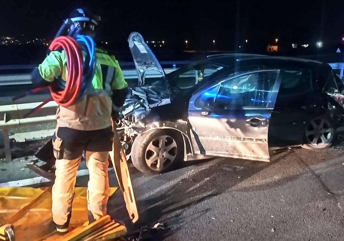 Estado de uno de los vehículos tras el accidente.