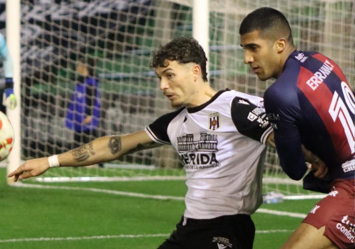 Mounir agarra a un atacante del Mérida en el partido de este viernes.