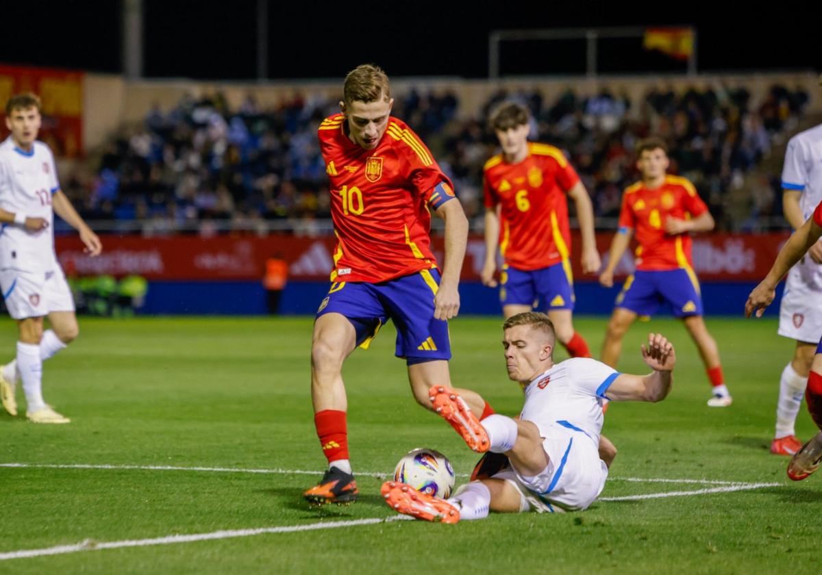 El azulgrana Fermín fue el capitán de la sub-21 en Lorca y cometió un error que costó el segundo gol a España.