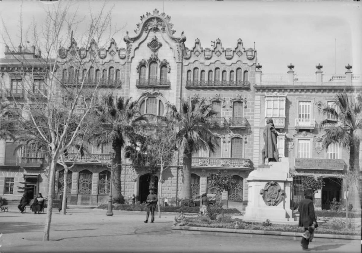 La plaza San Francisco con la estatua de Máiquez en el centro y sin ficus.