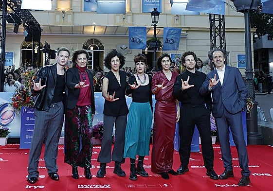 El elenco de la película 'Sorda' posa, este sábado, a su llegada a la clausura del Festival de Cine de Málaga.