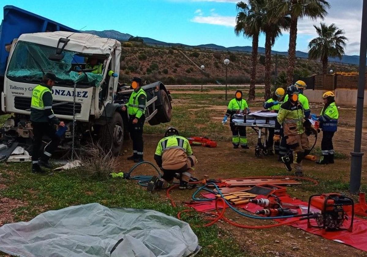 Los bomberos, junto al camión siniestrado en la autovía A-7.