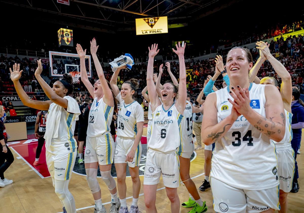 Las jugadoras del Jairis celebran la histórica victoria, este sábado, tras la prórroga contra el Girona.