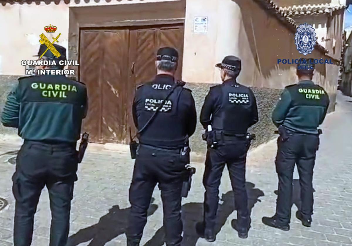 Agentes de la Guardia Civil y la Policía Local de Mula.