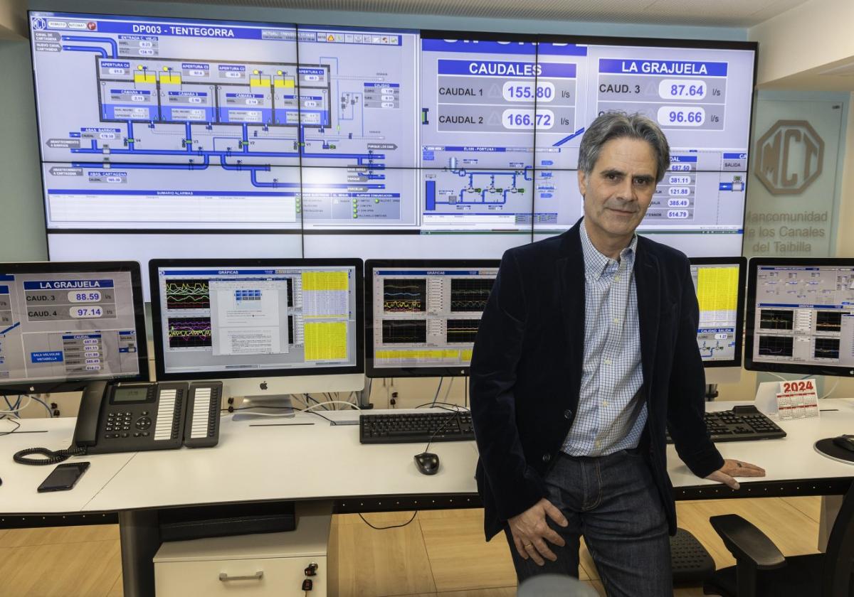 Juan Cascales, presidente de la Mancomunidad de los Canales del Taibilla, junto al control centralizado del organismo.