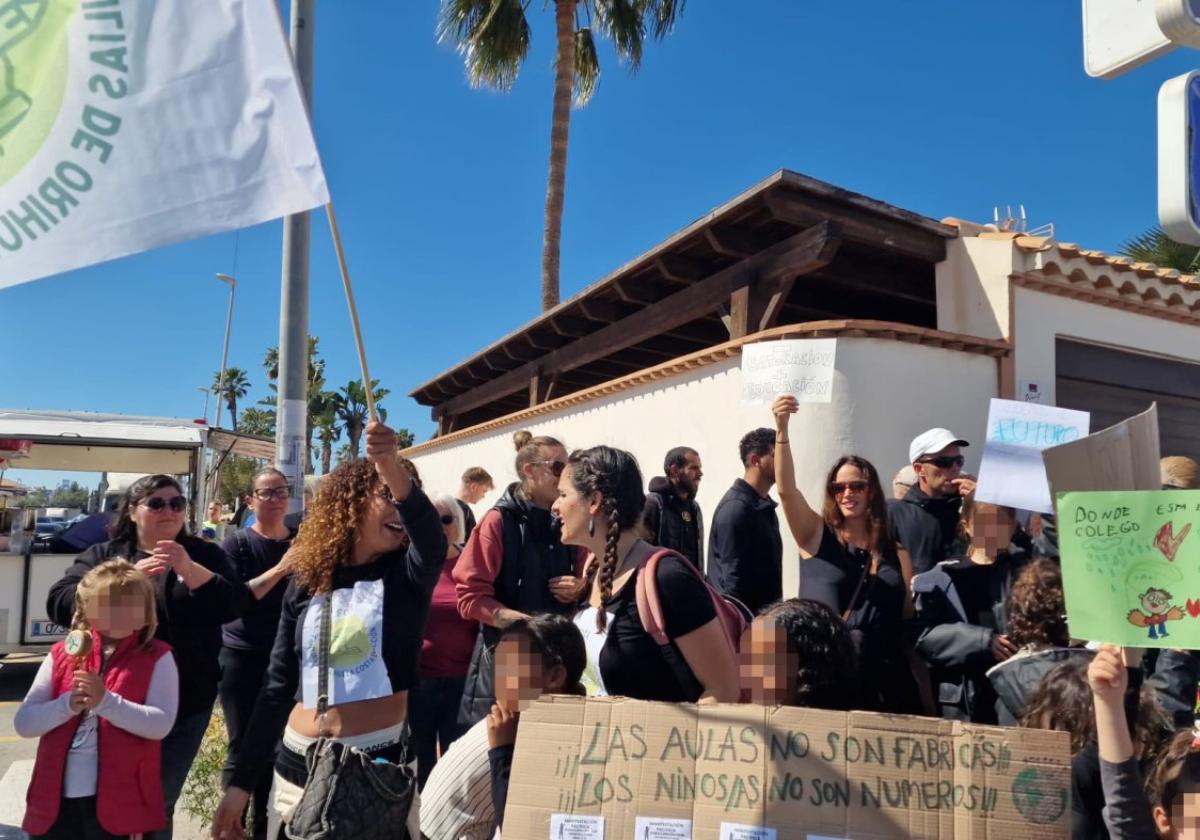 Familias y docentes se echan a la calle en Orihuela Costa por las «malas condiciones» del nuevo colegio