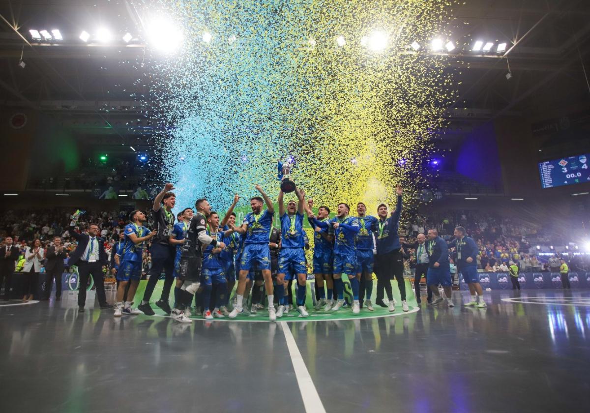 Los jugadores del Peñíscola celebrando el título, ayer en Murcia.