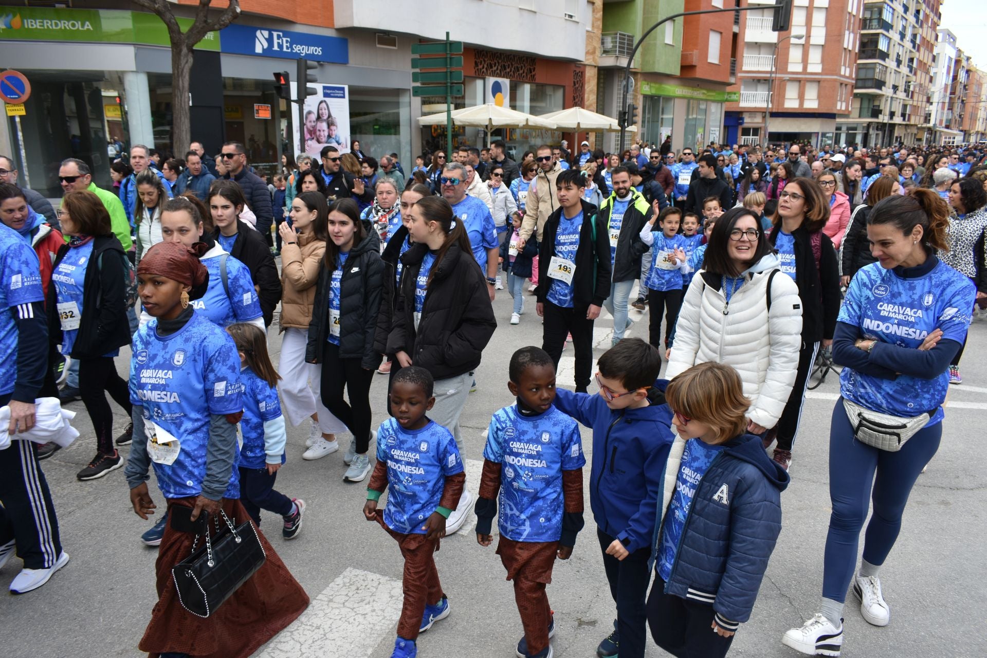 Lso participantes en la marcha a su paso por la plaza Paco Pim.