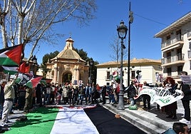 Los participantes en la concentración en La Corredera, junto al Templete.